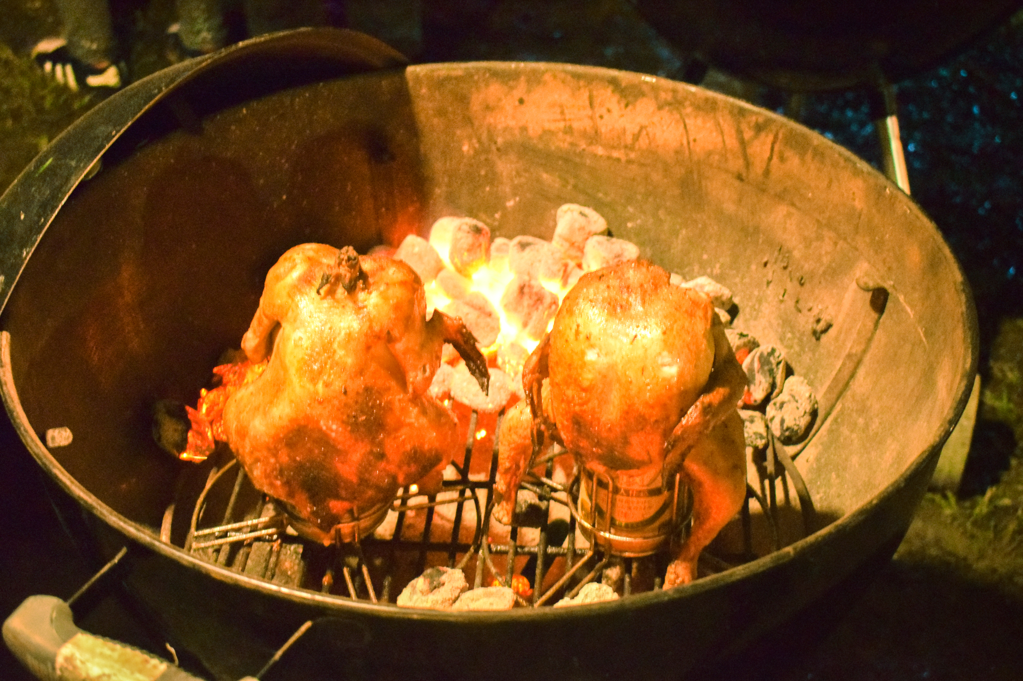 ビア缶チキン」外側はこんがり、中身はホロホロ！缶ビールを使った