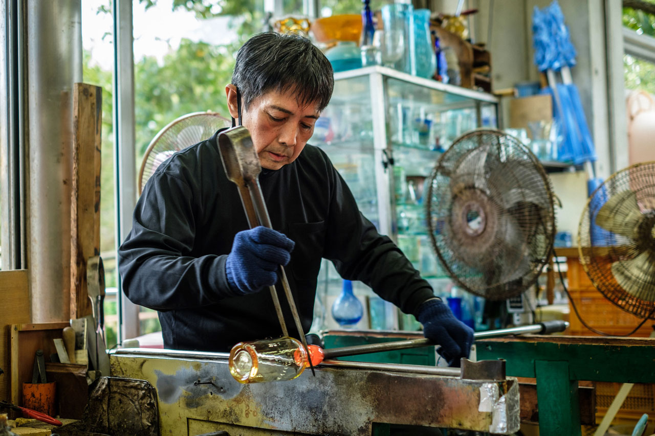 沖縄最古の琉球ガラス工房「奥原硝子製造所」の作品にかける思い