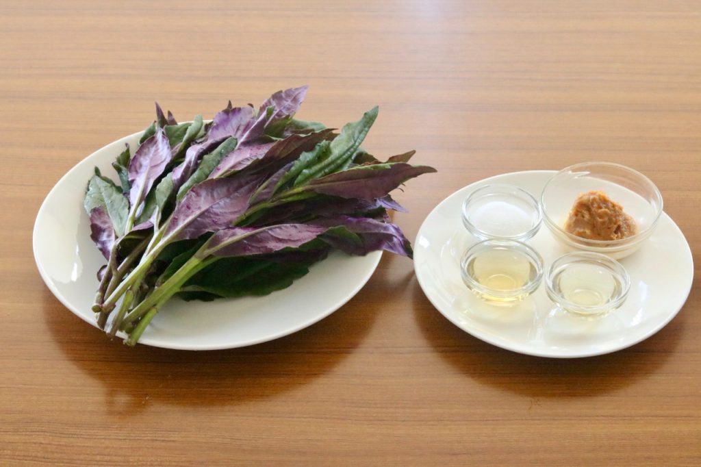 ハンダマの酢みそ和え」紫色が鮮やかな葉野菜を使った一品 – オリオンストーリー