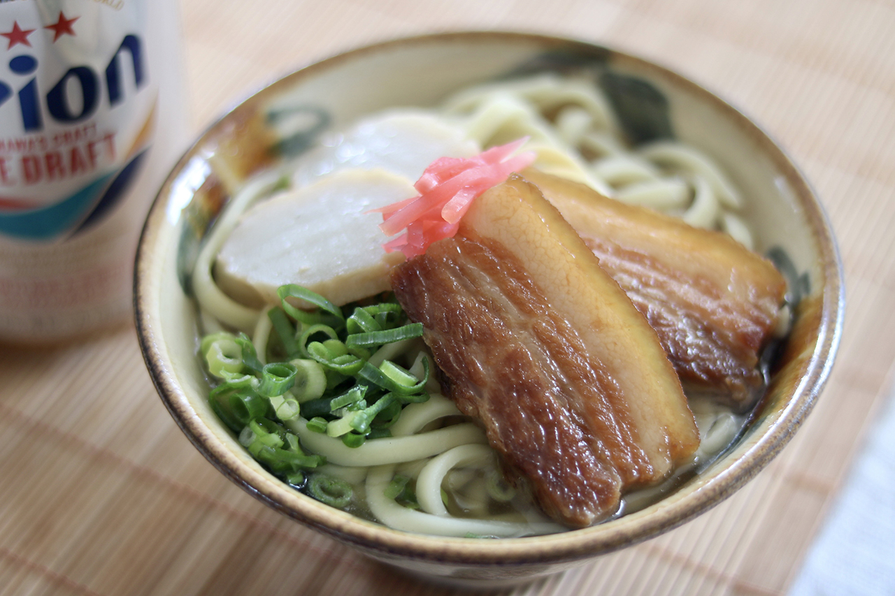ザ・王道！三枚肉の煮付けの入った「沖縄そば」 – オリオンストーリー